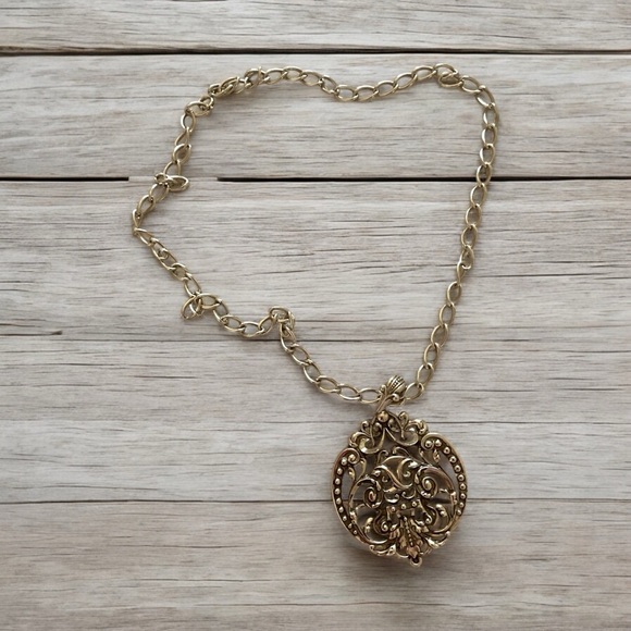 Avon Vintage Silver Pendant Necklace - Picture 1 of 6